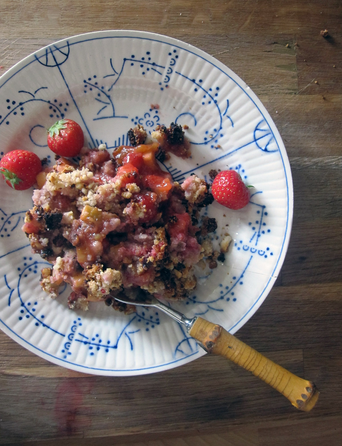 Empty the Fridge - Paleo crumble met aardbeien en rabarber