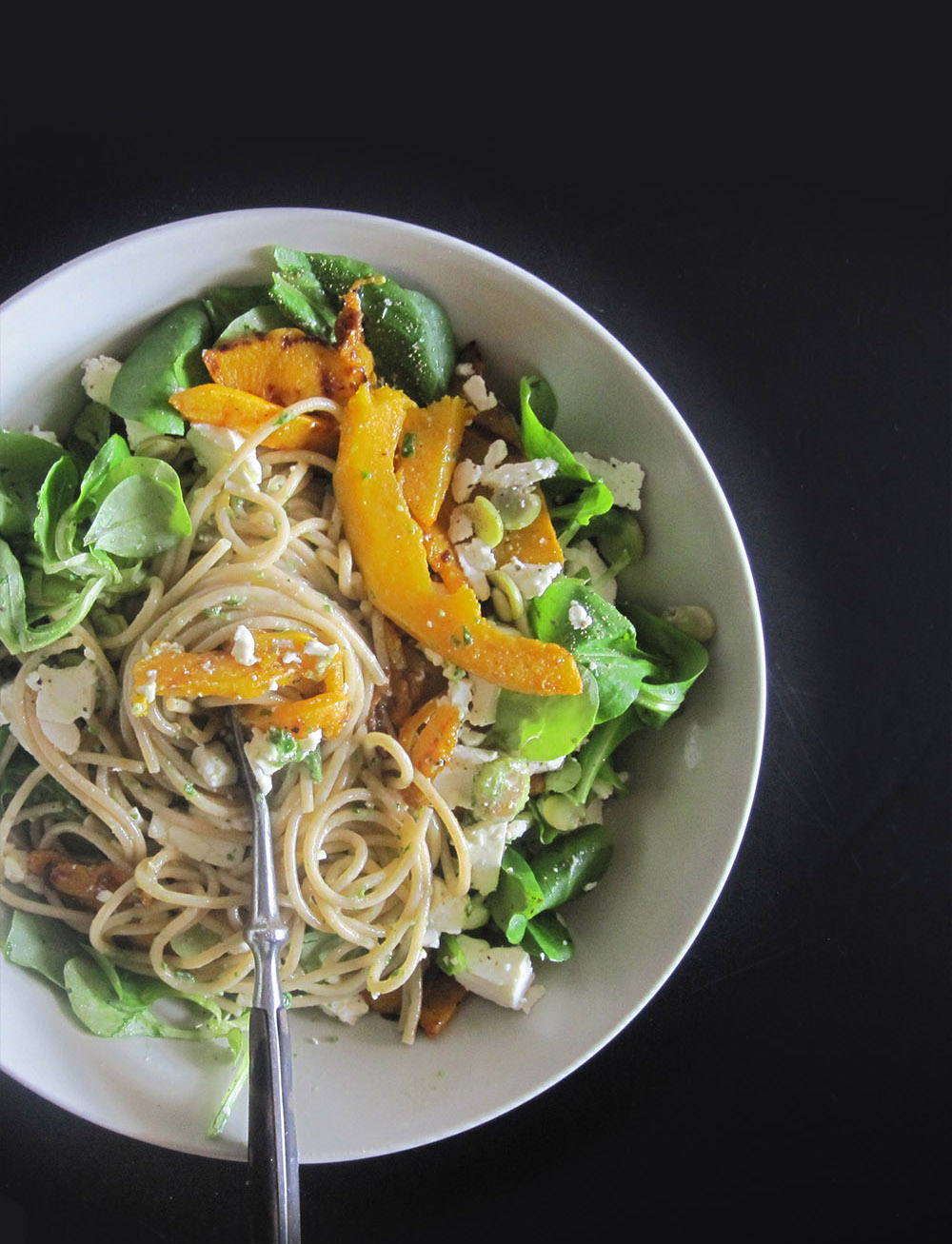 Empty-the-fridge-Pasta-met-veldslapesto-gegrilde-pompoen-en-fetakaas