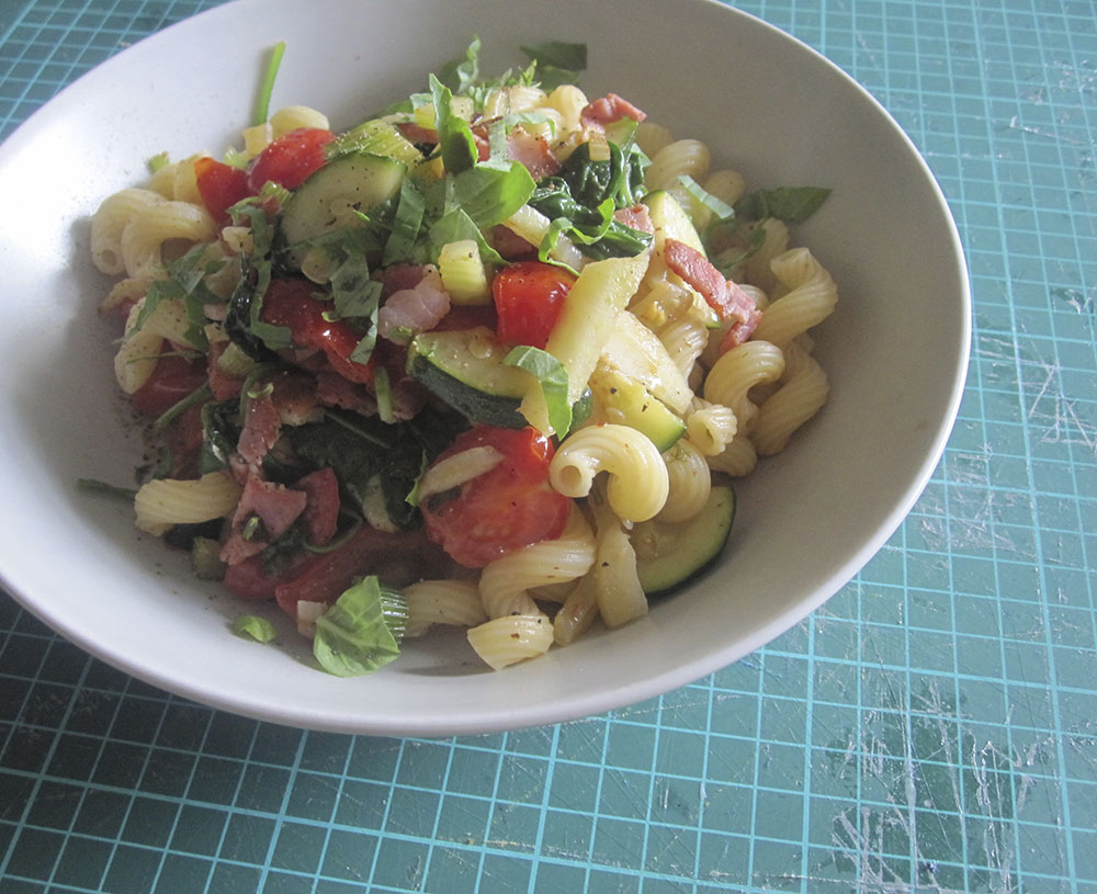 Empty the fridge - Pasta met venkel courgette tomaten en spek