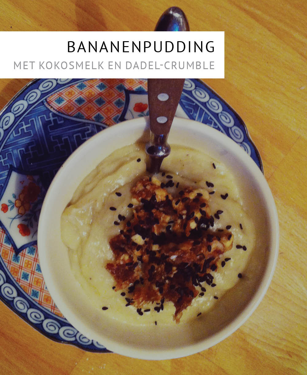 Empty the Fridge - Bananenpudding met kokosmelk en dadel-crumble