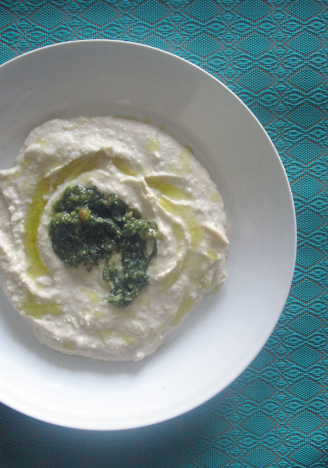Empty the Fridge - Hummus met pesto van wortelloof