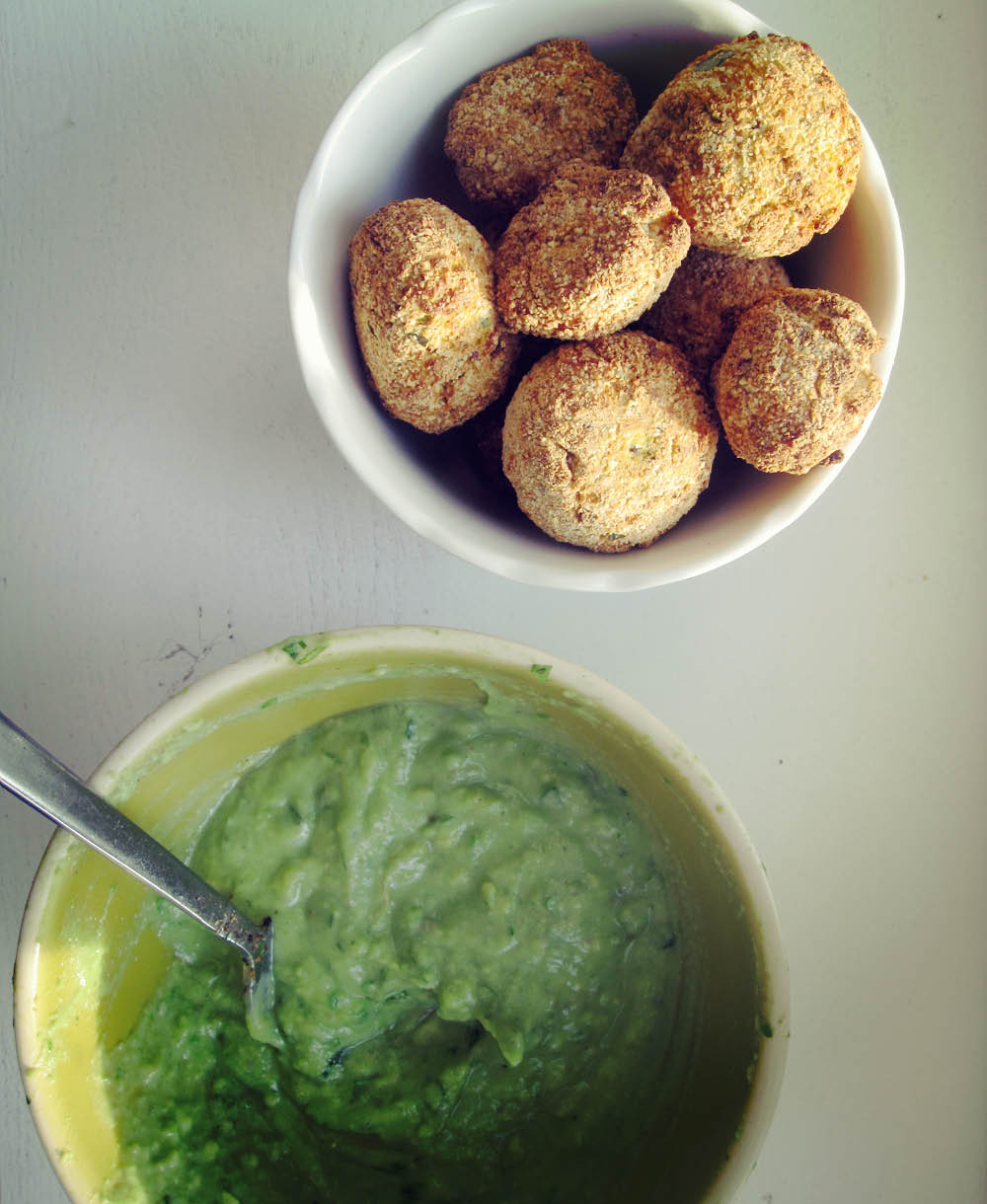Empty the Fridge - Balletjes van zoete aardappel en quinoa met een avocadodip