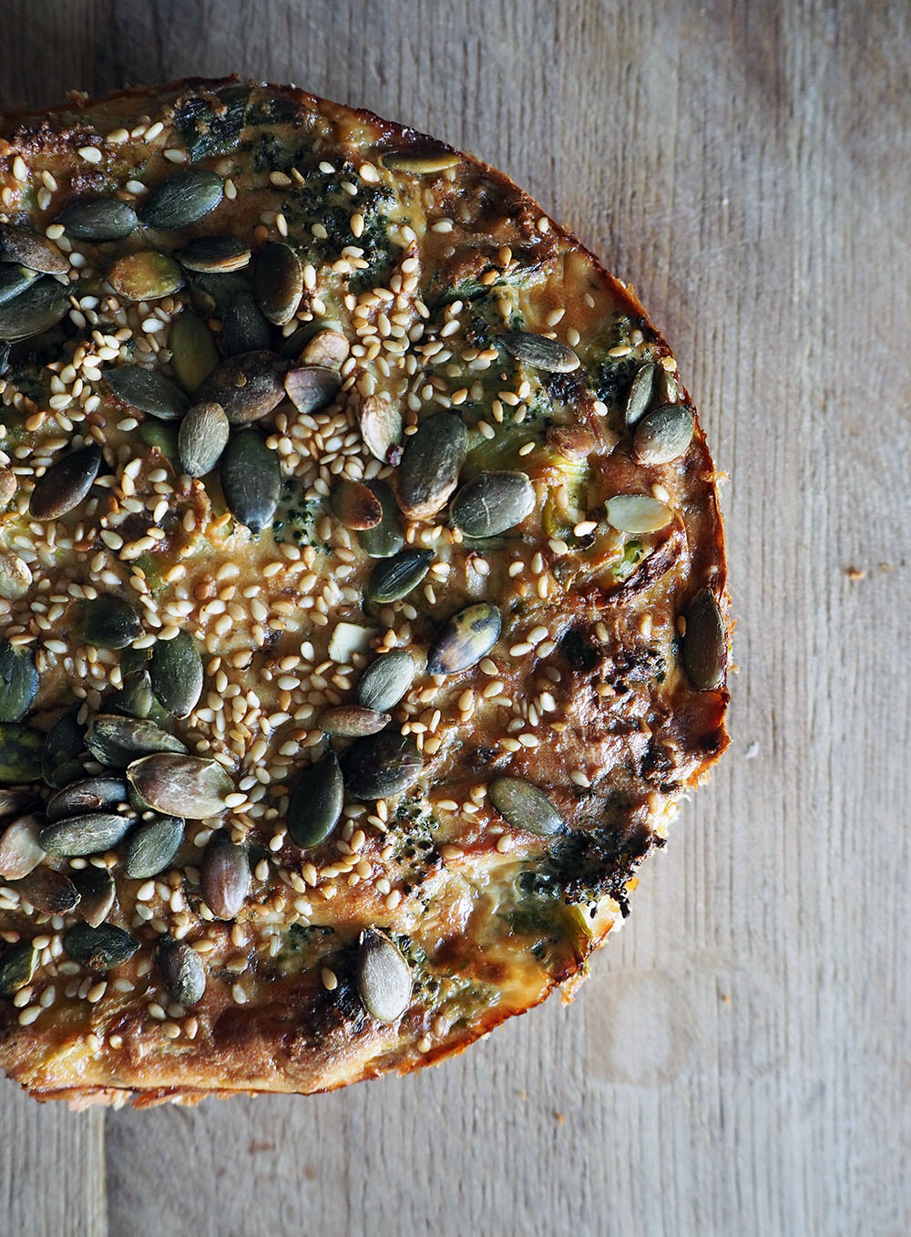 Empty the Fridge - Quiche van brocolli sesam en tofu met quinoa korst