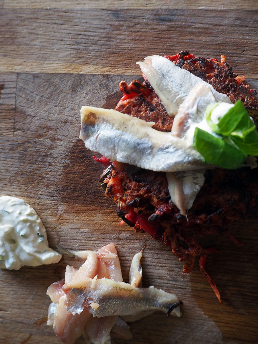 Empty the Fridge - Rode biet latkes met gerookte sprotfilet en roomkaas