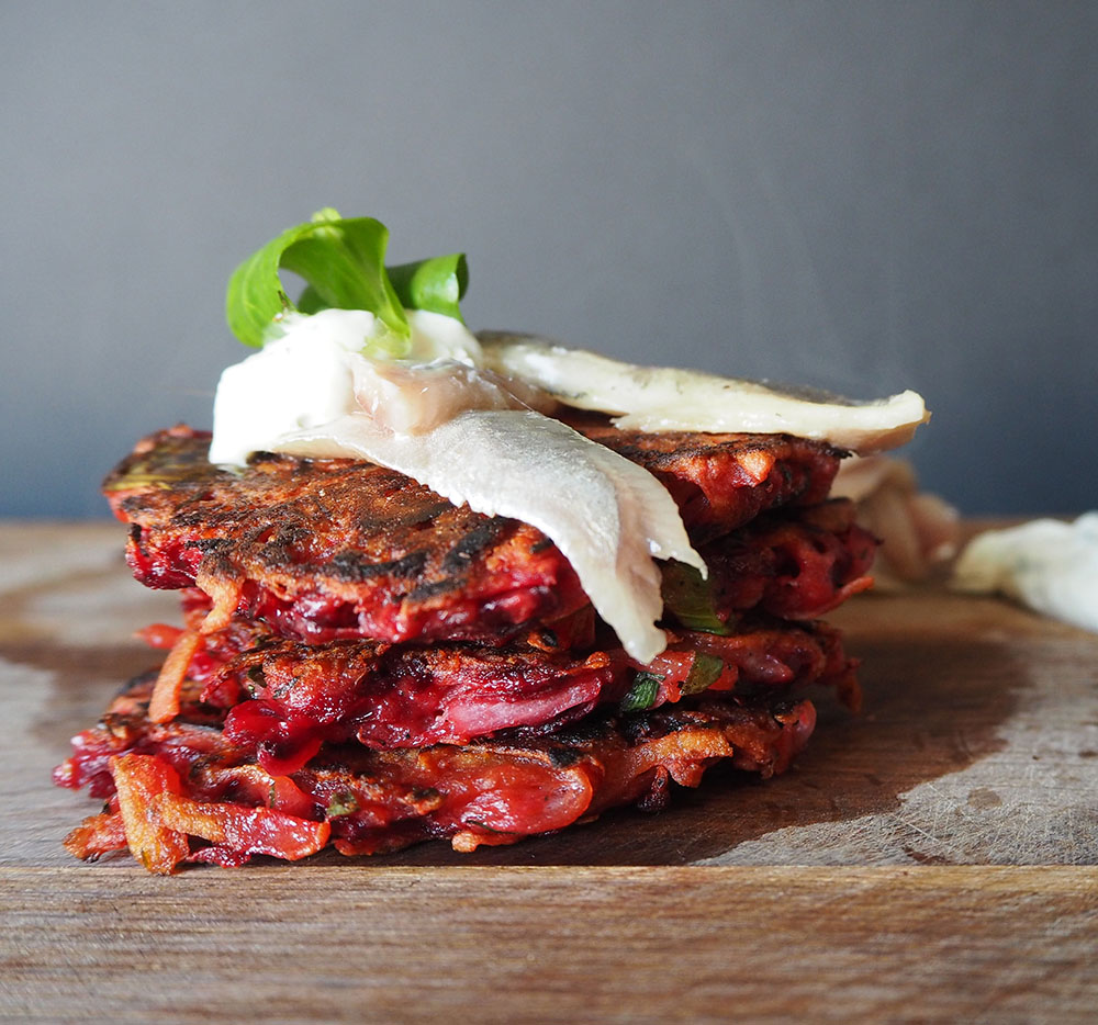Empty the Fridge - Rode biet latkes met gerookte sprotfilet en roomkaas