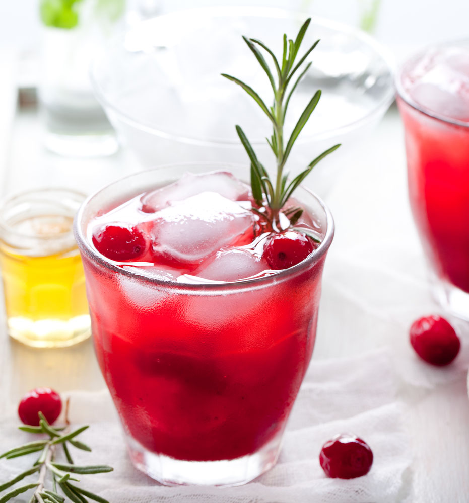 Empty the Fridge - Gin cocktail met veenbessensaus cointreau en rozemarijn