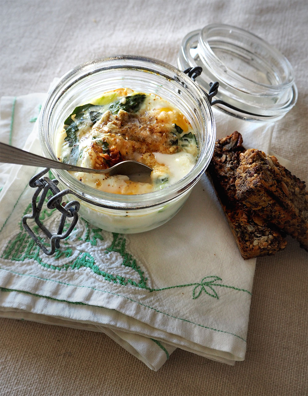 Empty the Fridge - Ouef cocotte met groene asperges