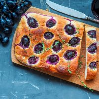 Empty the Fridge - Focaccia met blauwe druiven